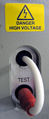 Ausgangskabel des Hochspannungsnetzteils am ABI310 Sequencer in der Test Position zur Überprüfung korrekter Spannungs- und Stromwerte des Elektrophoresenetzteils im Zuge einer Wartung.